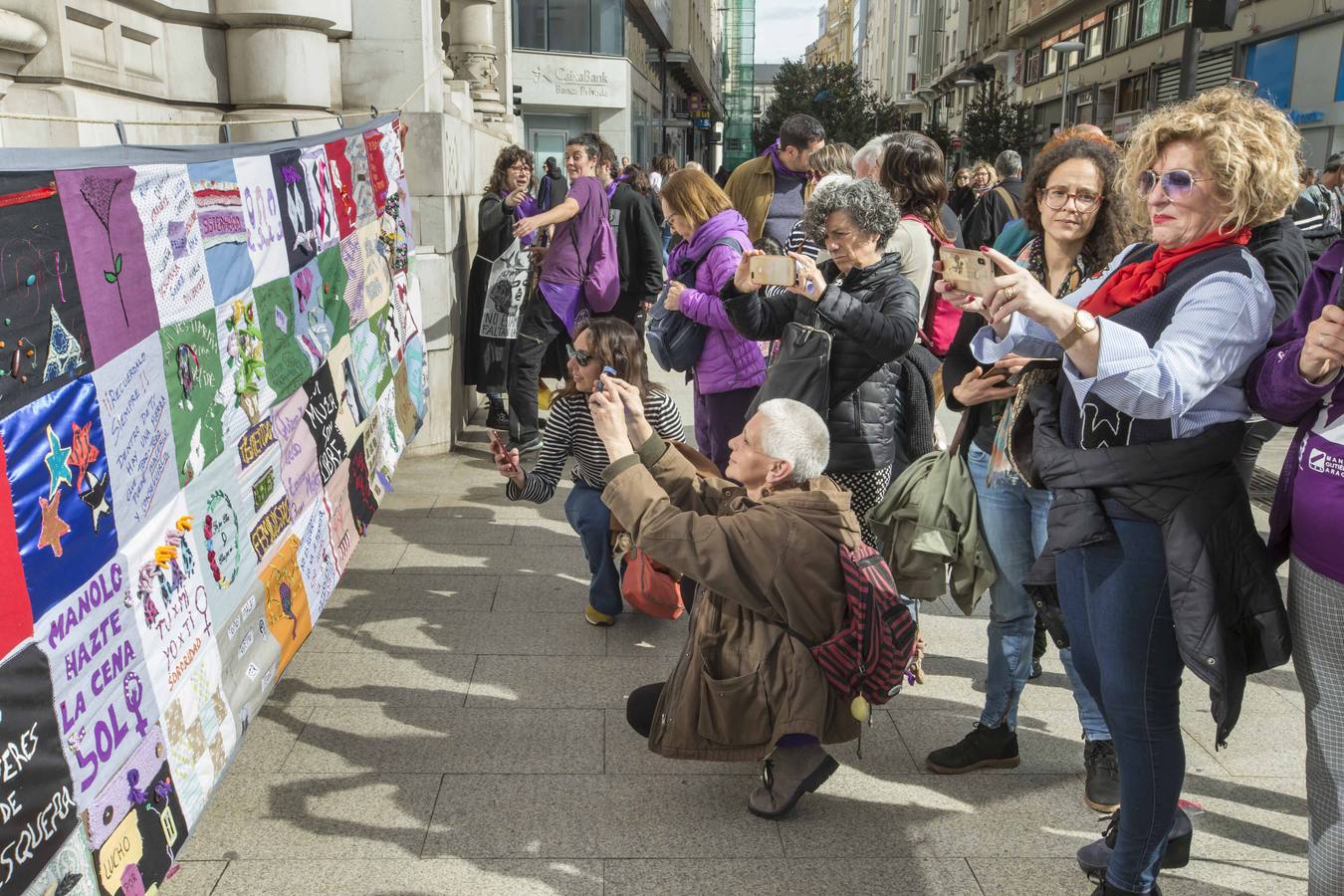 Miles de personas han participado este domingo, Día Internacional de la Mujer, en la manifestación convocada por la Comisión 8M en Santander para reivindicar la igualdad y los derechos de las mujeres.