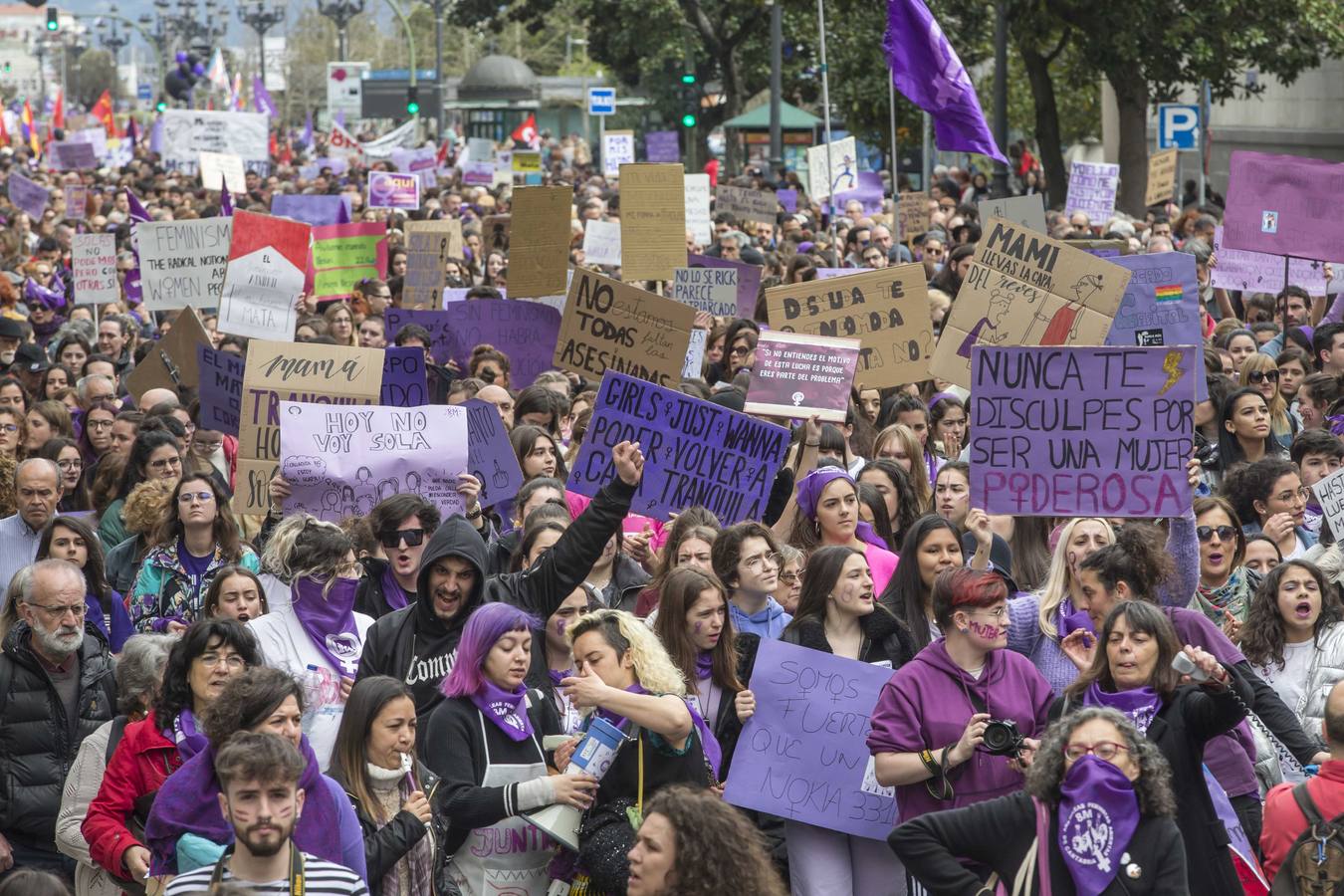 Miles de personas han participado este domingo, Día Internacional de la Mujer, en la manifestación convocada por la Comisión 8M en Santander para reivindicar la igualdad y los derechos de las mujeres.