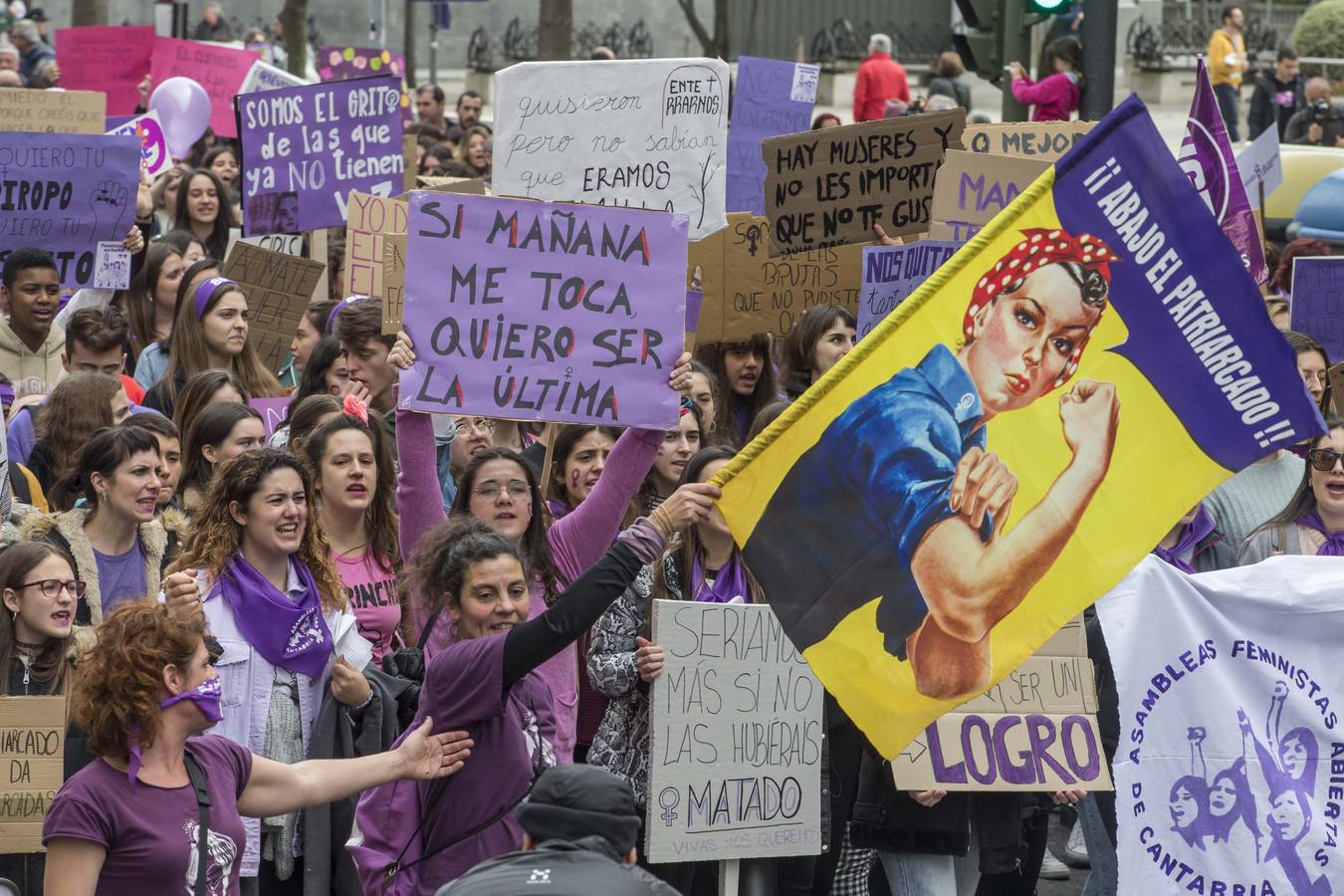 Miles de personas han participado este domingo, Día Internacional de la Mujer, en la manifestación convocada por la Comisión 8M en Santander para reivindicar la igualdad y los derechos de las mujeres.