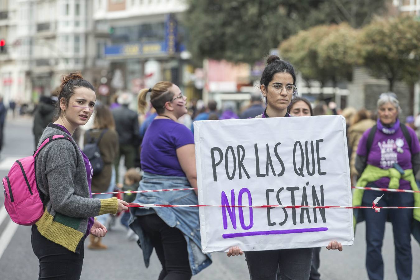 Miles de personas han participado este domingo, Día Internacional de la Mujer, en la manifestación convocada por la Comisión 8M en Santander para reivindicar la igualdad y los derechos de las mujeres.