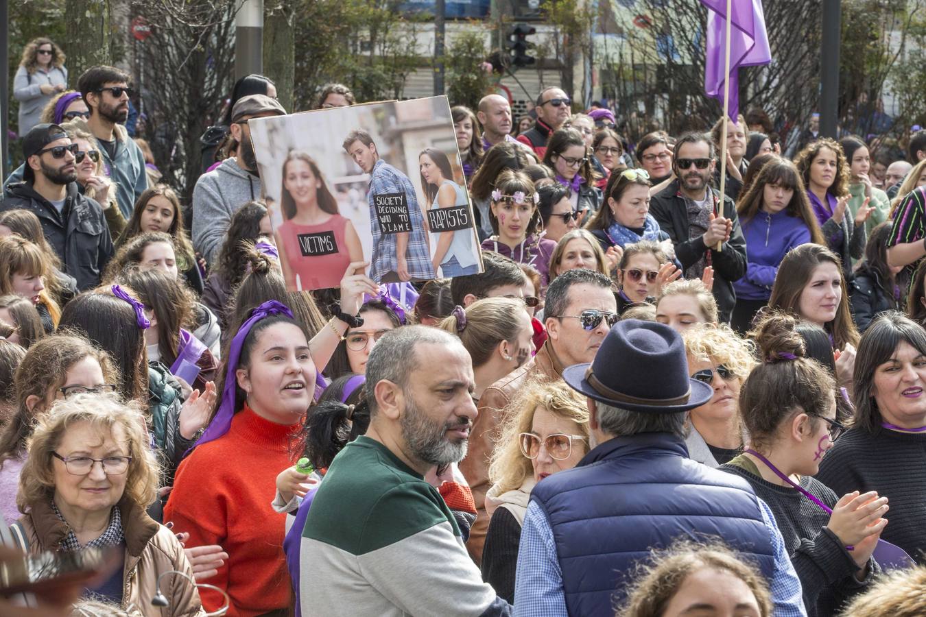 Miles de personas han participado este domingo, Día Internacional de la Mujer, en la manifestación convocada por la Comisión 8M en Santander para reivindicar la igualdad y los derechos de las mujeres.