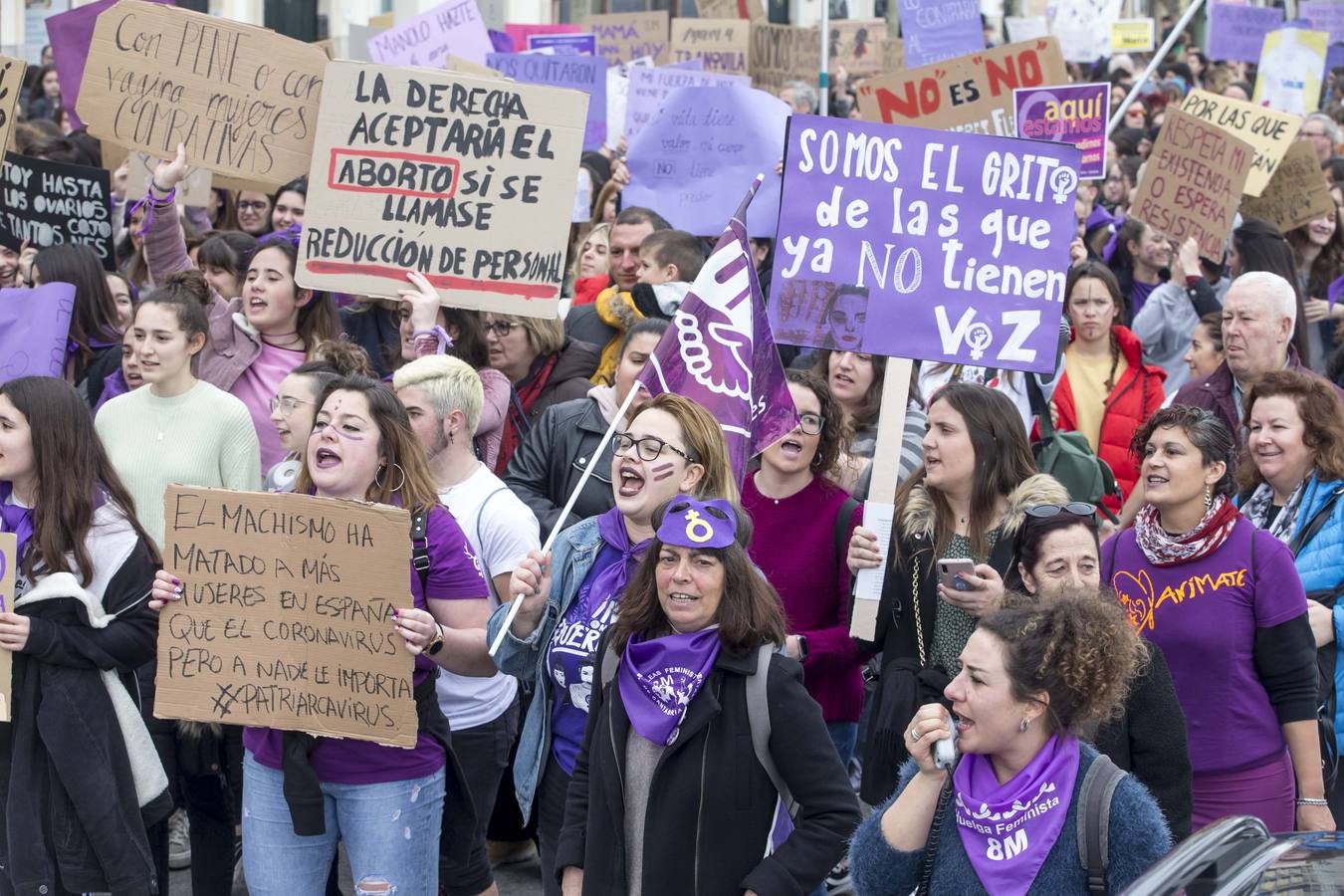 Miles de personas han participado este domingo, Día Internacional de la Mujer, en la manifestación convocada por la Comisión 8M en Santander para reivindicar la igualdad y los derechos de las mujeres.