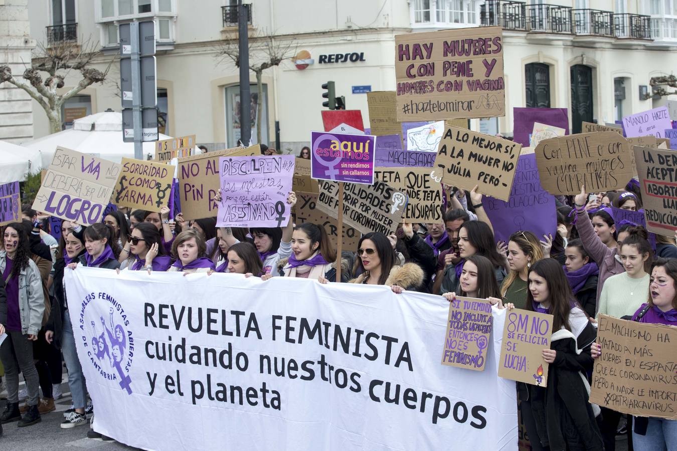 Miles de personas han participado este domingo, Día Internacional de la Mujer, en la manifestación convocada por la Comisión 8M en Santander para reivindicar la igualdad y los derechos de las mujeres.