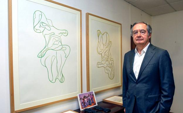 Eulogio Sánchez, apasionado del arte contemporáneo, en su despacho de Los Corrales. LUIS PALOMEQUE