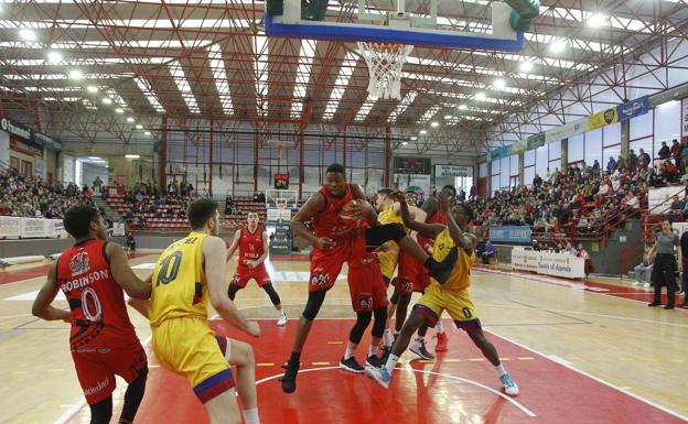 Ndoye lo intenta a aro pasado ante la oposición de la defensa.