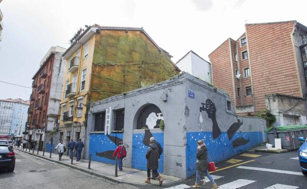 LO PEOR:. Problemas por abundancia de ratas, solares abandonados con vigas sueltas; cables de la luz sueltos y al alcance de cualquiera que pase; fincas cubiertas de zarzas y plumeros en la parte de atrás de los edificios y falta de alumbrado. 