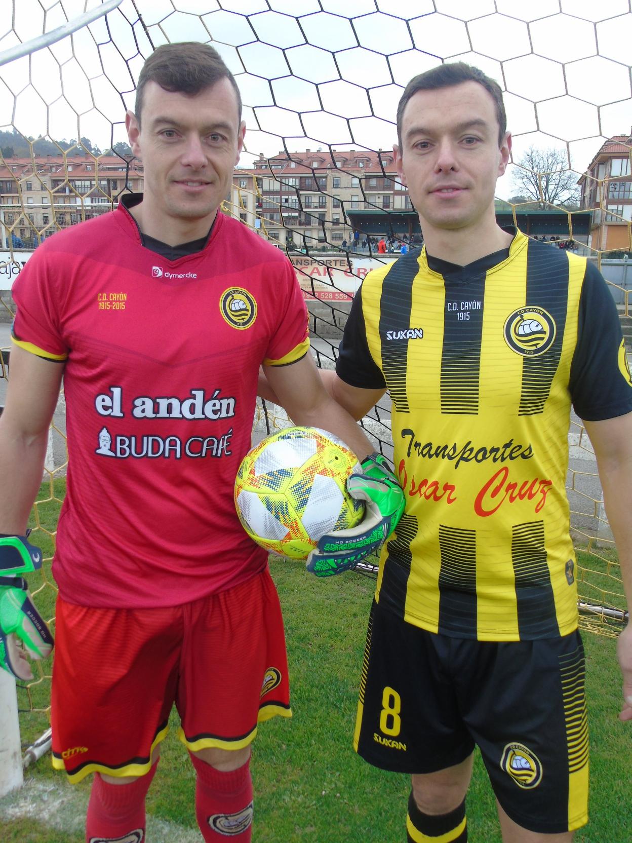 Los hermanos Raúl y Chili Dominguez, en el campo de fútbol de Sarón.