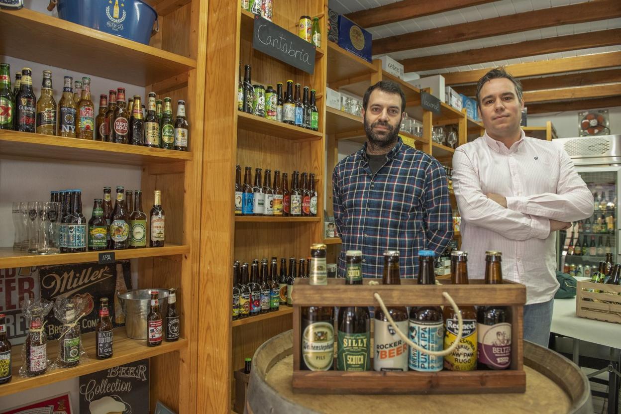 Juan Derchow y Javier Suárez-Olea, en la tienda del primero, Espuma de Bar, en Santander. 