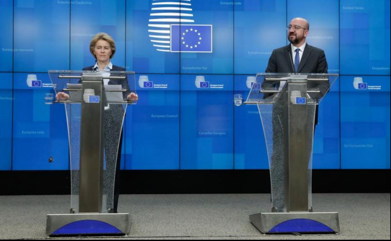 La presidenta de la Comisión Europea, Ursula Von der Leyen, y el presidente del Consejo Europeo, Charles Michel, en Bruselas.