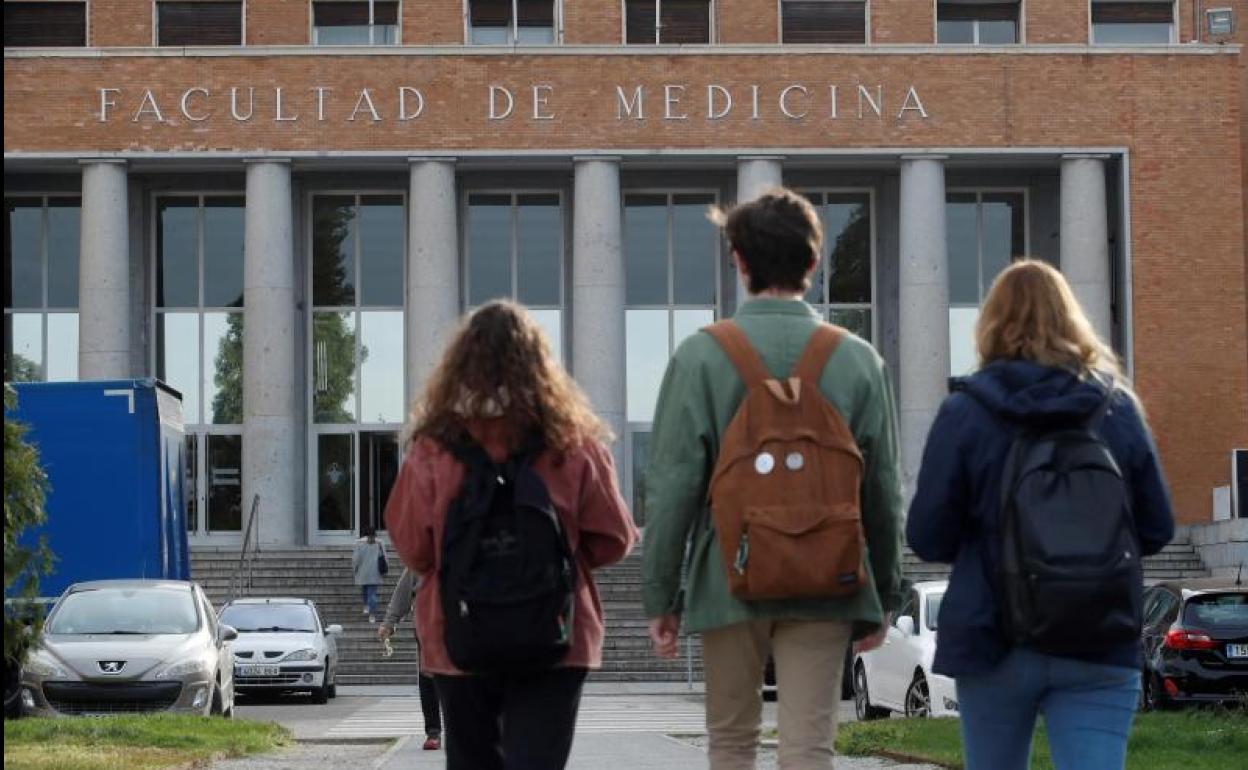 Varios alumnos se dirigen a la facultad de Medicina en la Universidad Complutense.