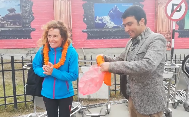 El proyecto 'Nepal + de 1.000 km entre montañas' ha convertido a la cántabra Raquel García en la primera mujer española que ha realizado esta hazaña, atravesar Nepal durante 85 días caminando a la sombra de los ochomiles, acompañada de un cámara, dos porteadores y un guía, estos últimos nepalíes. Contará su experiencia el 19 de marzo en los locales de la Asociación de Vecinos de San Francisco, una charla que se enmarca dentro de los actos programados por el Día de la Mujer.