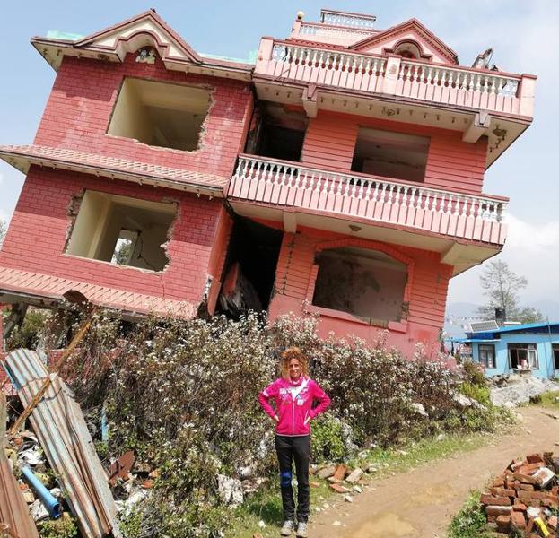 El proyecto 'Nepal + de 1.000 km entre montañas' ha convertido a la cántabra Raquel García en la primera mujer española que ha realizado esta hazaña, atravesar Nepal durante 85 días caminando a la sombra de los ochomiles, acompañada de un cámara, dos porteadores y un guía, estos últimos nepalíes. Contará su experiencia el 19 de marzo en los locales de la Asociación de Vecinos de San Francisco, una charla que se enmarca dentro de los actos programados por el Día de la Mujer.