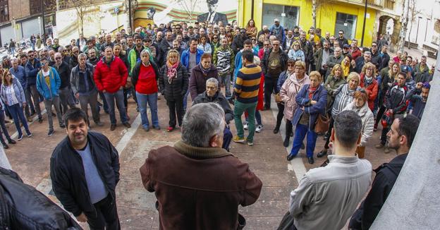 Trabajadores de Sniace durante la concentración celebrada antes del Pleno a las puertas del Ayuntamiento. 