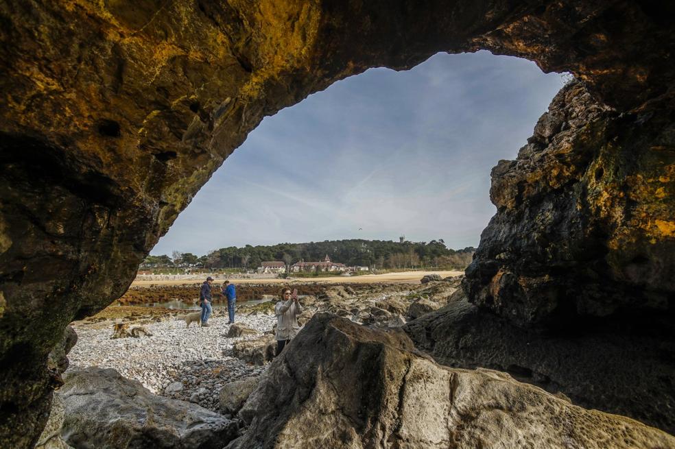 Rocas que quedaron ayer al descubierto por la bajamar en la isla de los Ratones. 