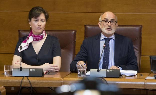 El consejero, Miguel Rodríguez, con Paloma Navas, directora general de Salud Pública. alberto aja