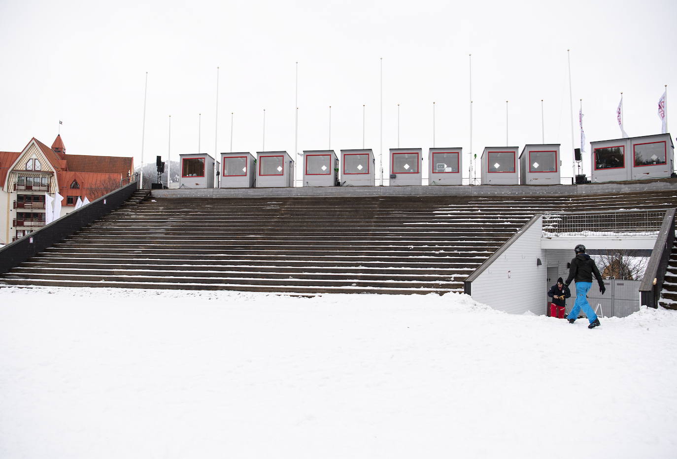 a Federación Internacional de Esquí (FIS) anula las dos últimas carreras por el coronavirus; y el noruego se alza con el título en la masculina y la italiana, en la femenina