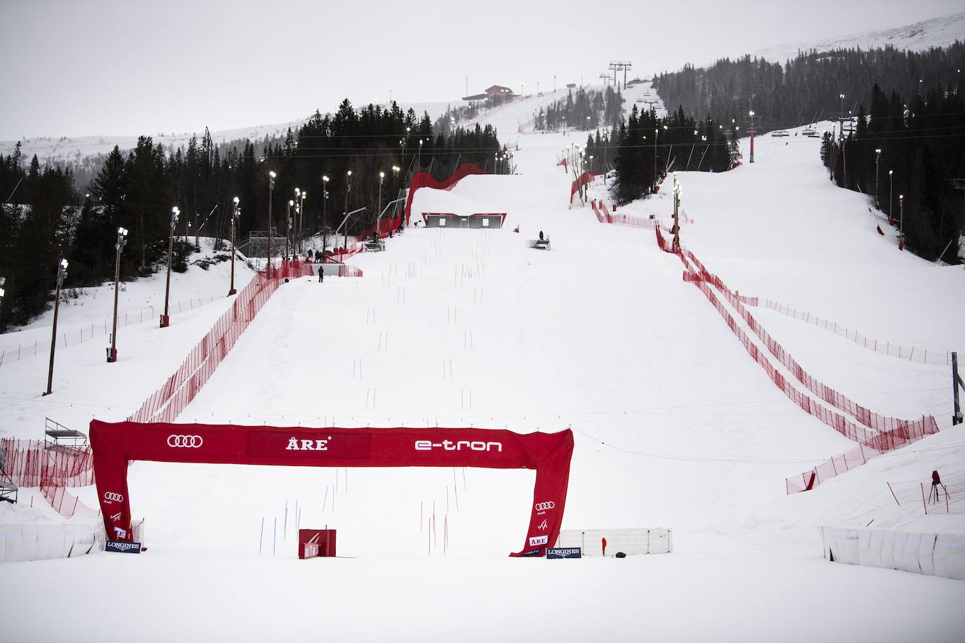 a Federación Internacional de Esquí (FIS) anula las dos últimas carreras por el coronavirus; y el noruego se alza con el título en la masculina y la italiana, en la femenina