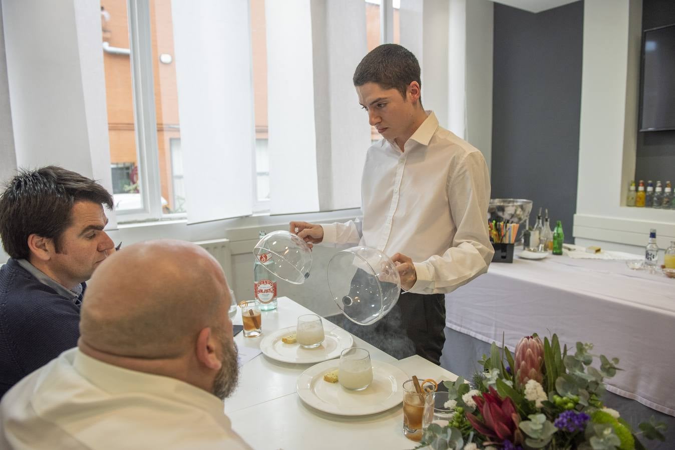 Imágenes de la VII edición de Maître Cantabria, celebrada en la Escuela de Hostelería del IES Fuente Fresnedo de Laredo, donde la ilusión y los nervios acompañaron a los nueve finalistas. Tras una competición igualada en alguna de las demostraciones, finalmente Sheila Martín, de 21 años, se hizo con el galardón. 