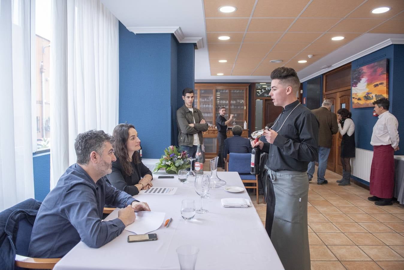 Imágenes de la VII edición de Maître Cantabria, celebrada en la Escuela de Hostelería del IES Fuente Fresnedo de Laredo, donde la ilusión y los nervios acompañaron a los nueve finalistas. Tras una competición igualada en alguna de las demostraciones, finalmente Sheila Martín, de 21 años, se hizo con el galardón. 