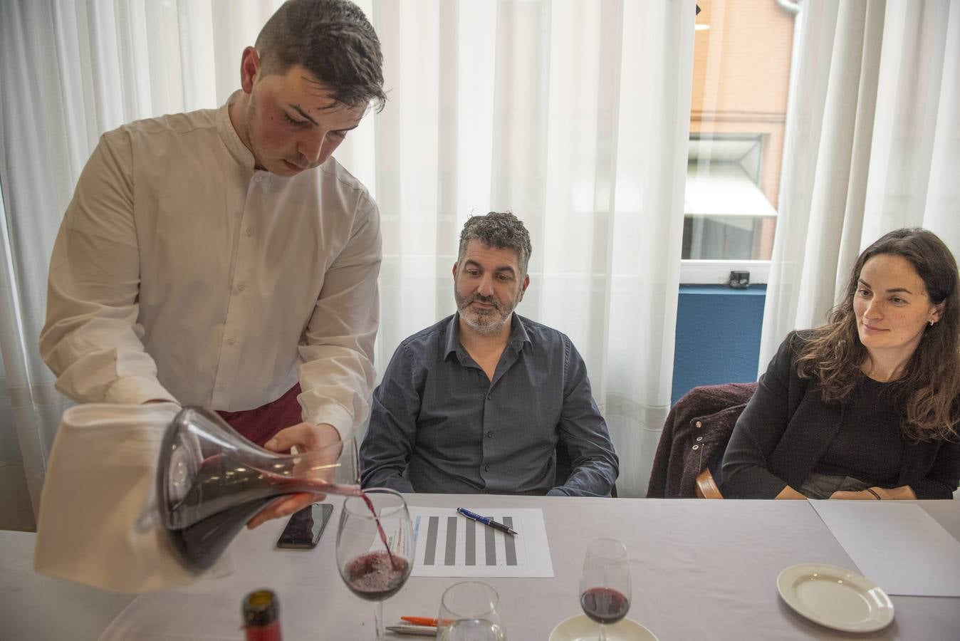 Imágenes de la VII edición de Maître Cantabria, celebrada en la Escuela de Hostelería del IES Fuente Fresnedo de Laredo, donde la ilusión y los nervios acompañaron a los nueve finalistas. Tras una competición igualada en alguna de las demostraciones, finalmente Sheila Martín, de 21 años, se hizo con el galardón. 