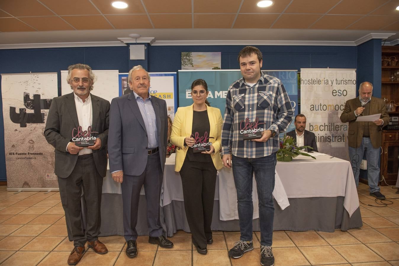 Imágenes de la VII edición de Maître Cantabria, celebrada en la Escuela de Hostelería del IES Fuente Fresnedo de Laredo, donde la ilusión y los nervios acompañaron a los nueve finalistas. Tras una competición igualada en alguna de las demostraciones, finalmente Sheila Martín, de 21 años, se hizo con el galardón. 