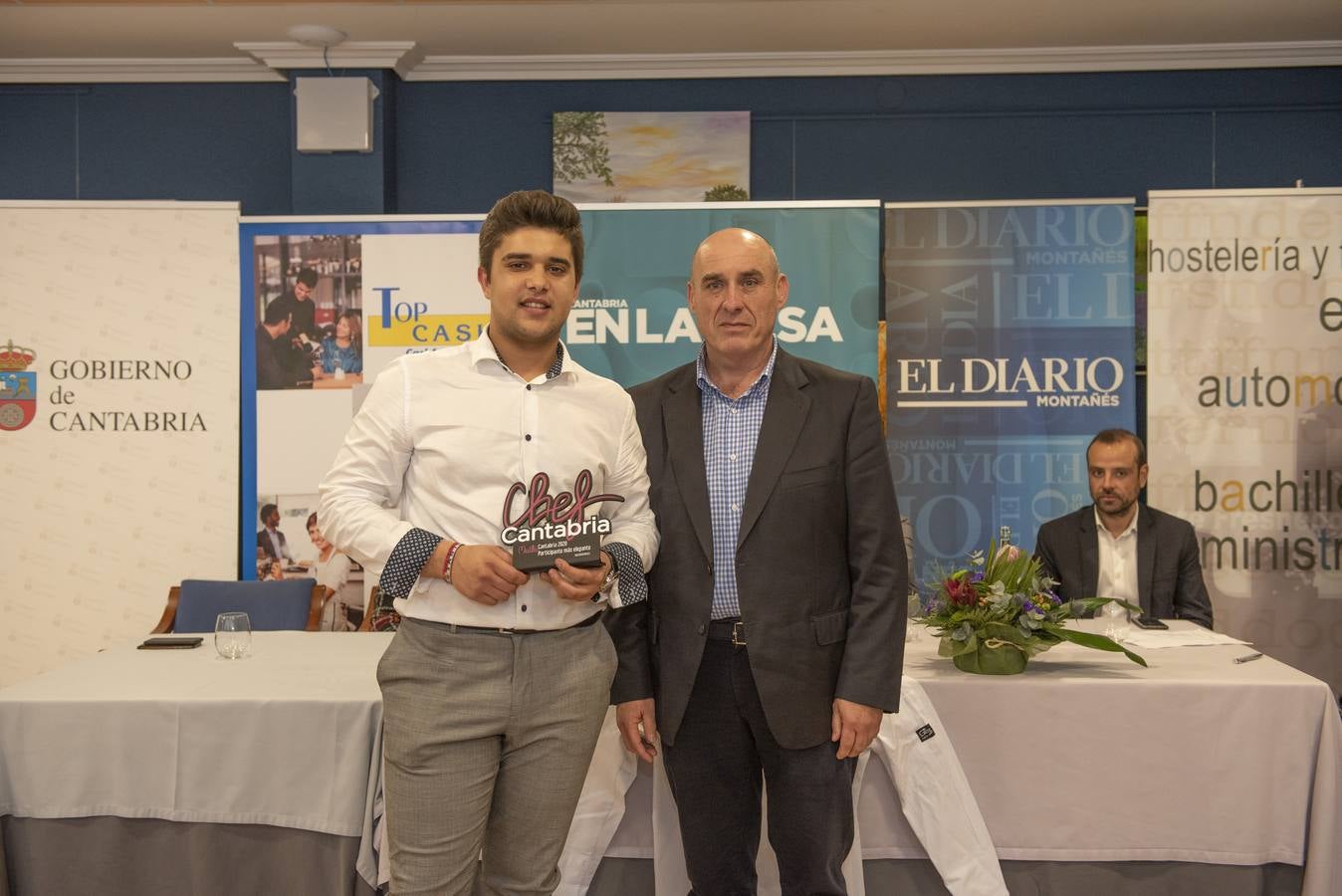 Imágenes de la VII edición de Maître Cantabria, celebrada en la Escuela de Hostelería del IES Fuente Fresnedo de Laredo, donde la ilusión y los nervios acompañaron a los nueve finalistas. Tras una competición igualada en alguna de las demostraciones, finalmente Sheila Martín, de 21 años, se hizo con el galardón. 