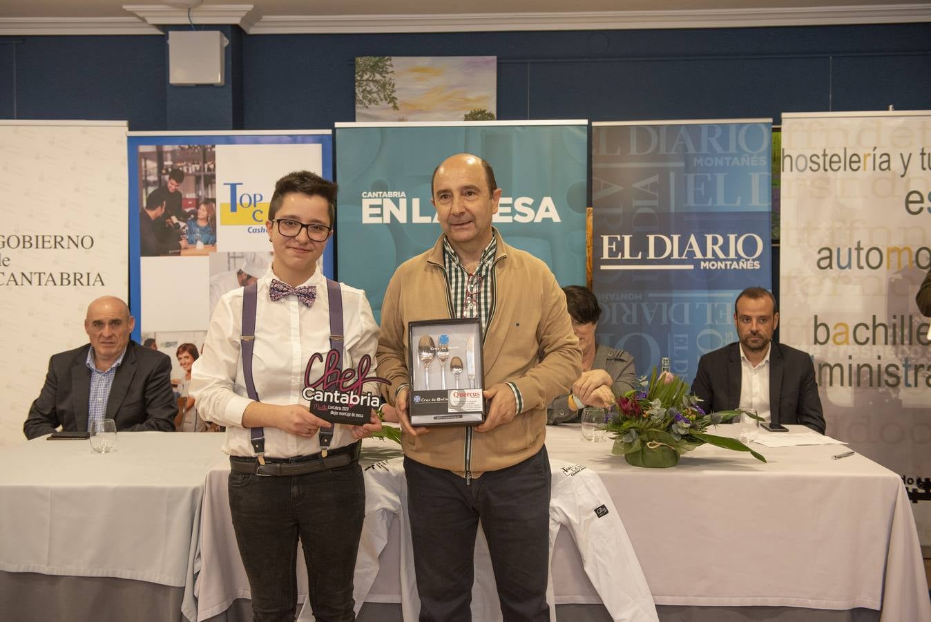 Imágenes de la VII edición de Maître Cantabria, celebrada en la Escuela de Hostelería del IES Fuente Fresnedo de Laredo, donde la ilusión y los nervios acompañaron a los nueve finalistas. Tras una competición igualada en alguna de las demostraciones, finalmente Sheila Martín, de 21 años, se hizo con el galardón. 