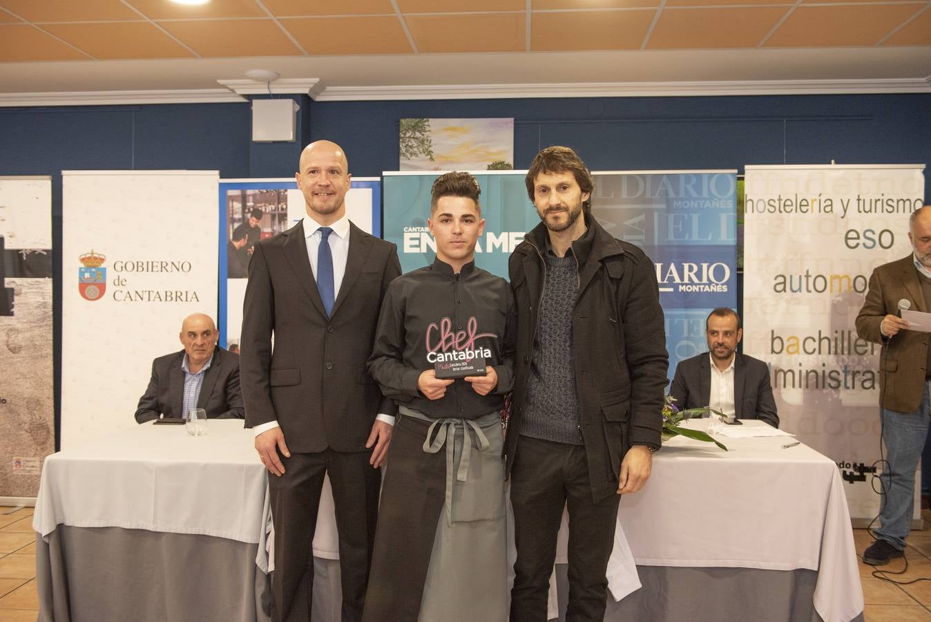 Imágenes de la VII edición de Maître Cantabria, celebrada en la Escuela de Hostelería del IES Fuente Fresnedo de Laredo, donde la ilusión y los nervios acompañaron a los nueve finalistas. Tras una competición igualada en alguna de las demostraciones, finalmente Sheila Martín, de 21 años, se hizo con el galardón. 