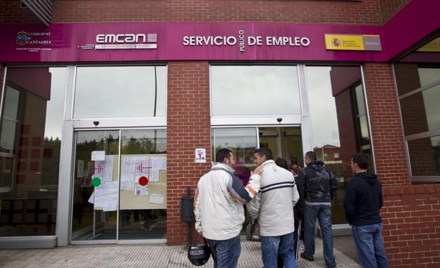 Un grupo de personas accede a una oficina del Servicio Cántabro de Empleo situada en Camargo, en una imagen de archivo.