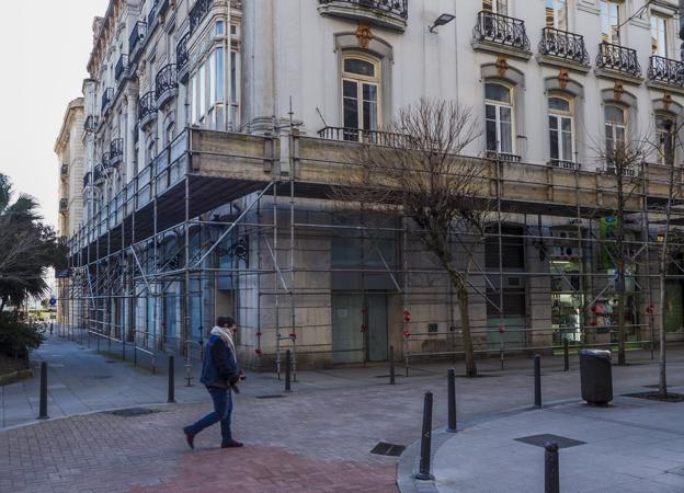 Los andamios ocupan ahora el exterior del local que ocupó la oficina de Novo Banco. celedonio