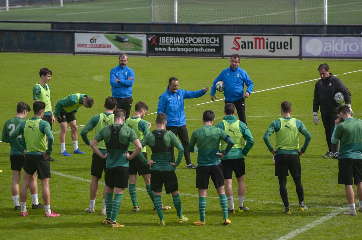 José Luis Oltra da instrucciones a sus futbolistas durante una sesión de entrenamiento en La Albericia.