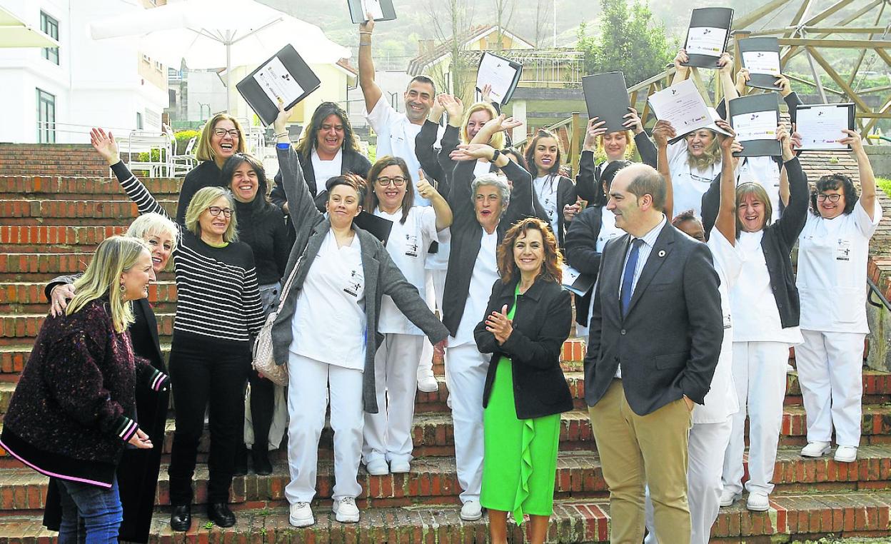 Los alumnos del taller de empleo muestran sus diplomas junto a las autoridades. luis palomeque