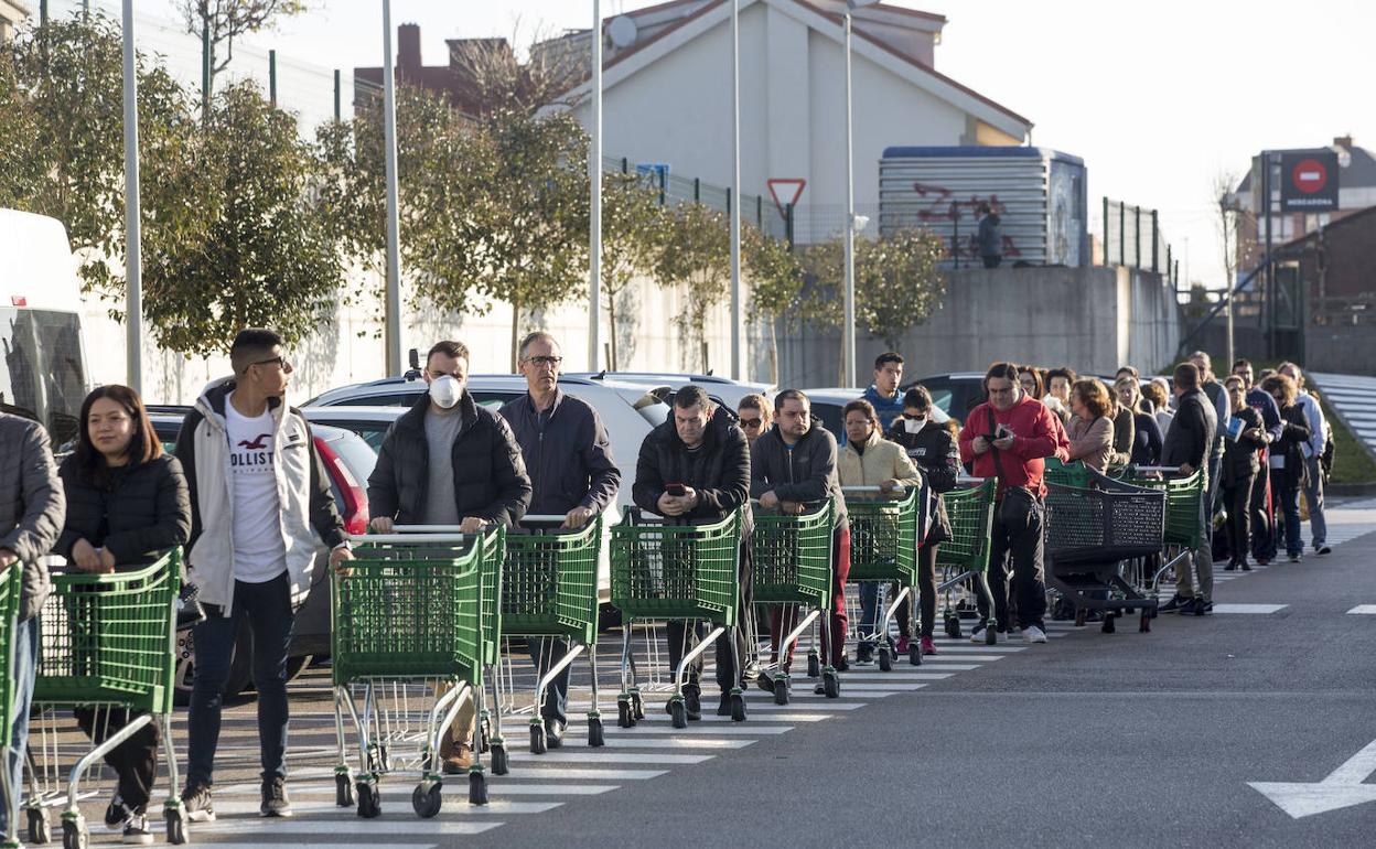 Clientela esperando a que abra sus puertas en un supermercado de Santander.