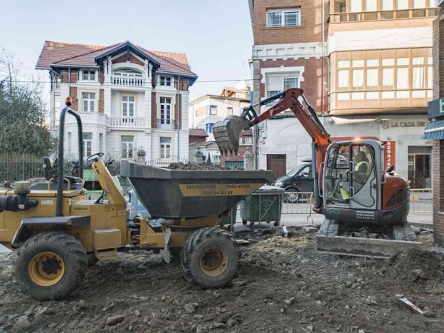 Un operario trabaja en unas obras de saneamiento en una calle de Reinosa. daniel pedriza