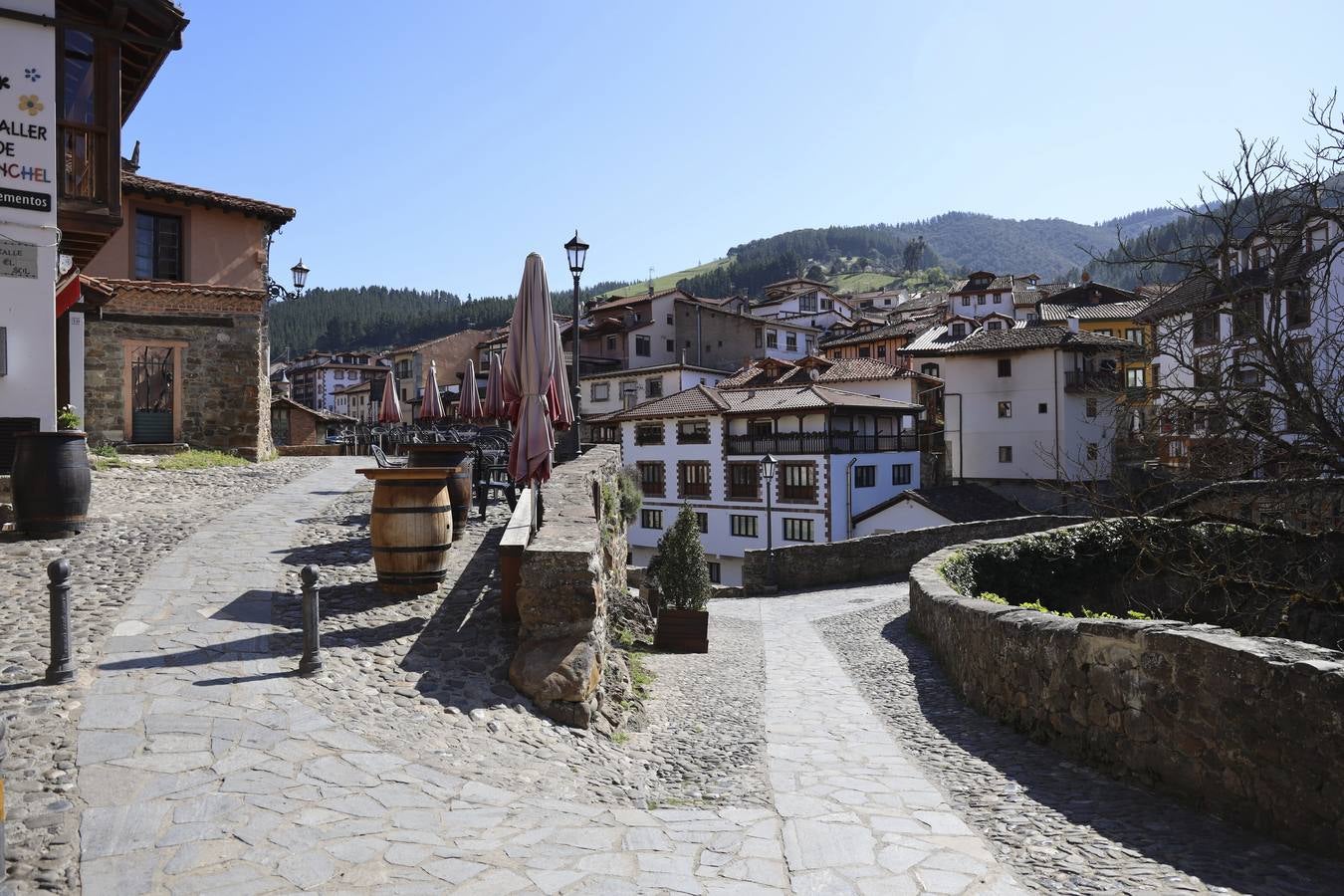 El silencio era el portagonista hoy en Potes, ni turistas ni vecinos