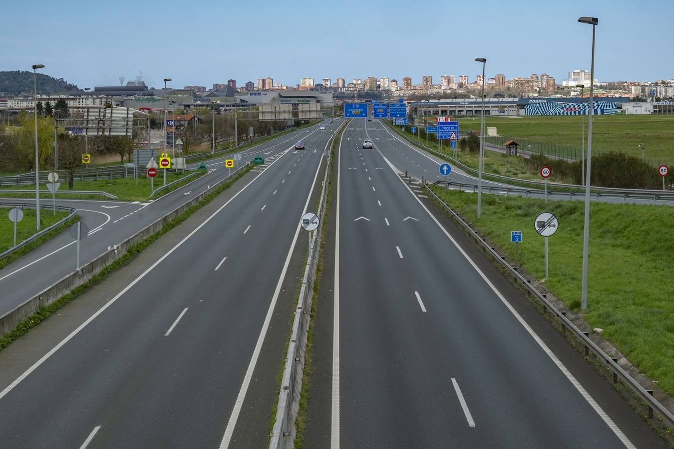 Santander, el centro amaneción vacío. Mas tarde se vió algún ciudadano