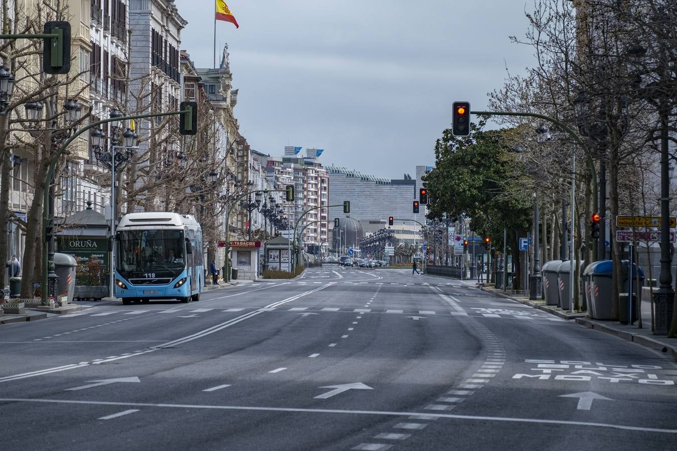 Santander, el centro amaneción vacío. Mas tarde se vió algún ciudadano