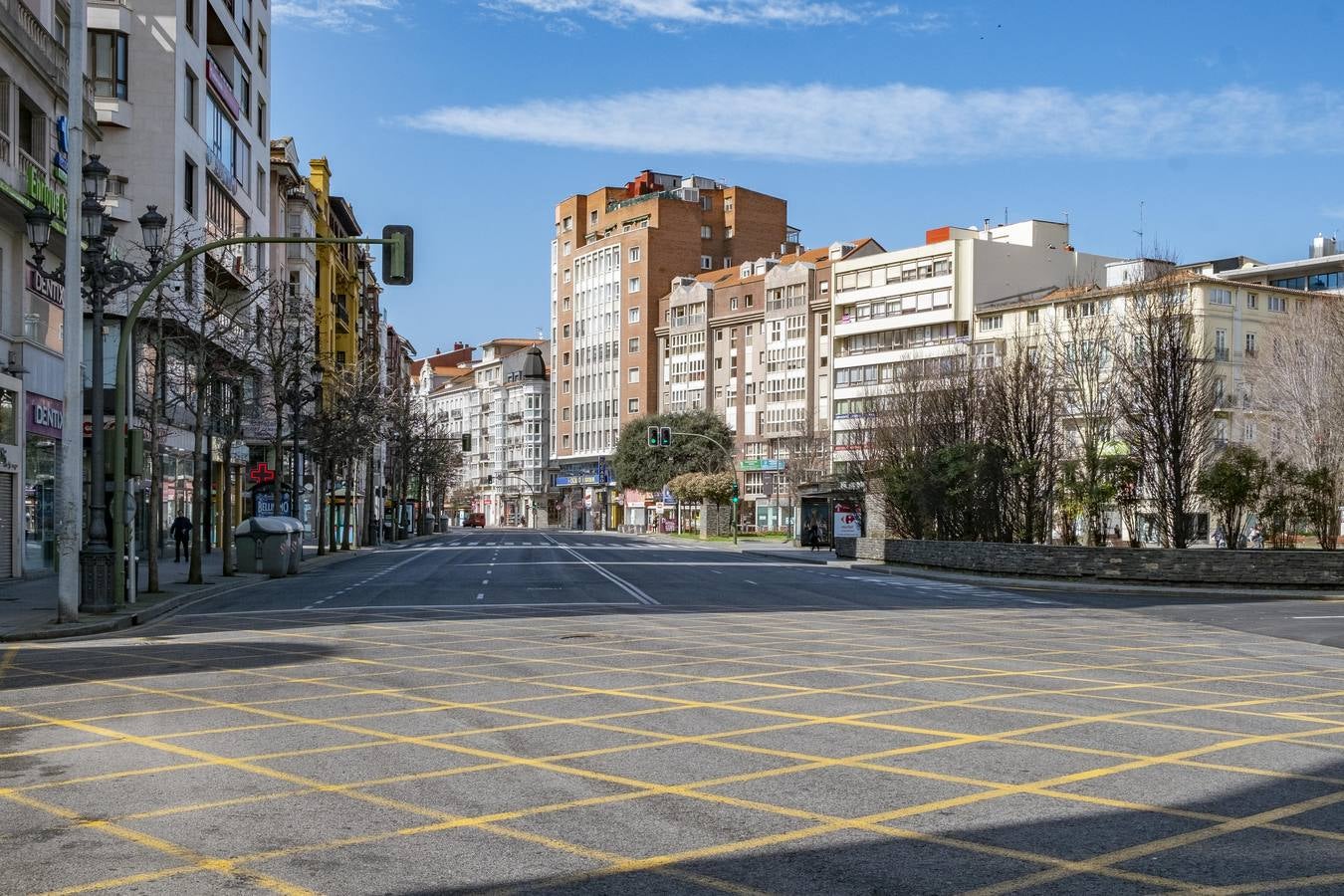 Santander, el centro amaneción vacío. Mas tarde se vió algún ciudadano