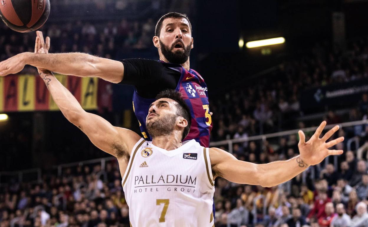 Mirotic trata de taponar a Campazzo en un clásico disputado en el Palau Blaugrana. 