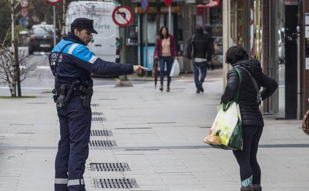 Los agentes informan a los ciudadanos de Santander.