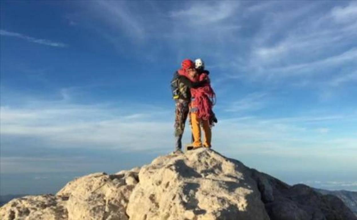 Fotograma del documental 'Orbayu. Picu Urriellu' del momento en que alcanzan la cumbre