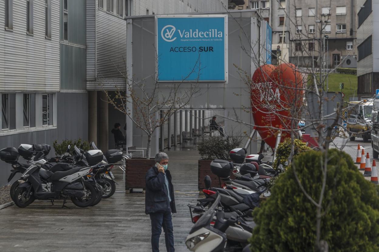 Entrada a las consultas de Valdecilla Sur, habitualmente zona de mayor tránsito del hospital, donde ayer era evidente el descenso. alberto aja