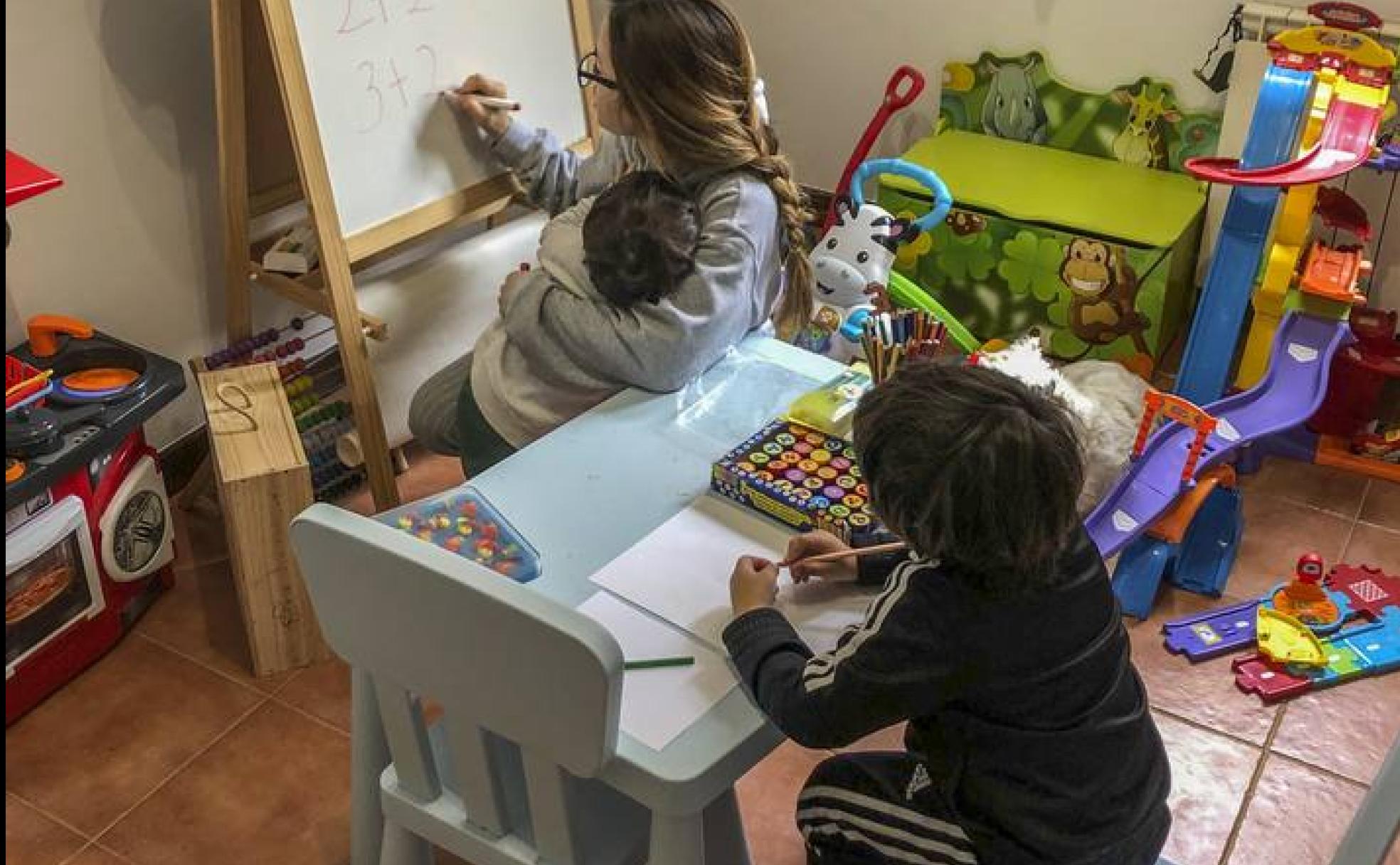 Carolina guía a su hijo Emilio con las tareas de clase. 