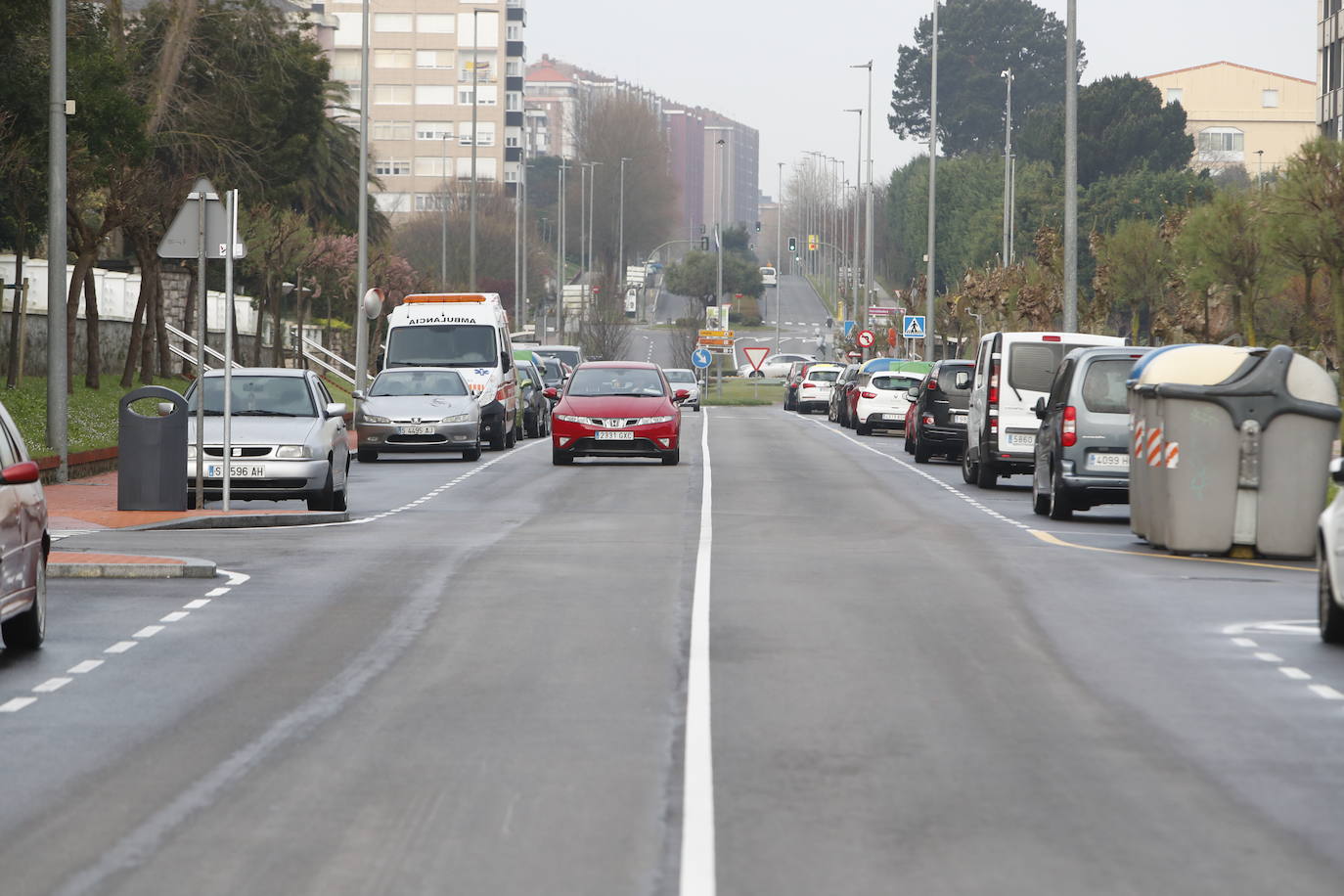 En el tercer día laborable del estado de alarma, quizá se han visto menos transeúntes por las calles. Menos tráfico también y pocas colas a la entrada de los supermercados. La actividad sigue en algunos sectores y la UME se despliega para desinfectar toda la región.