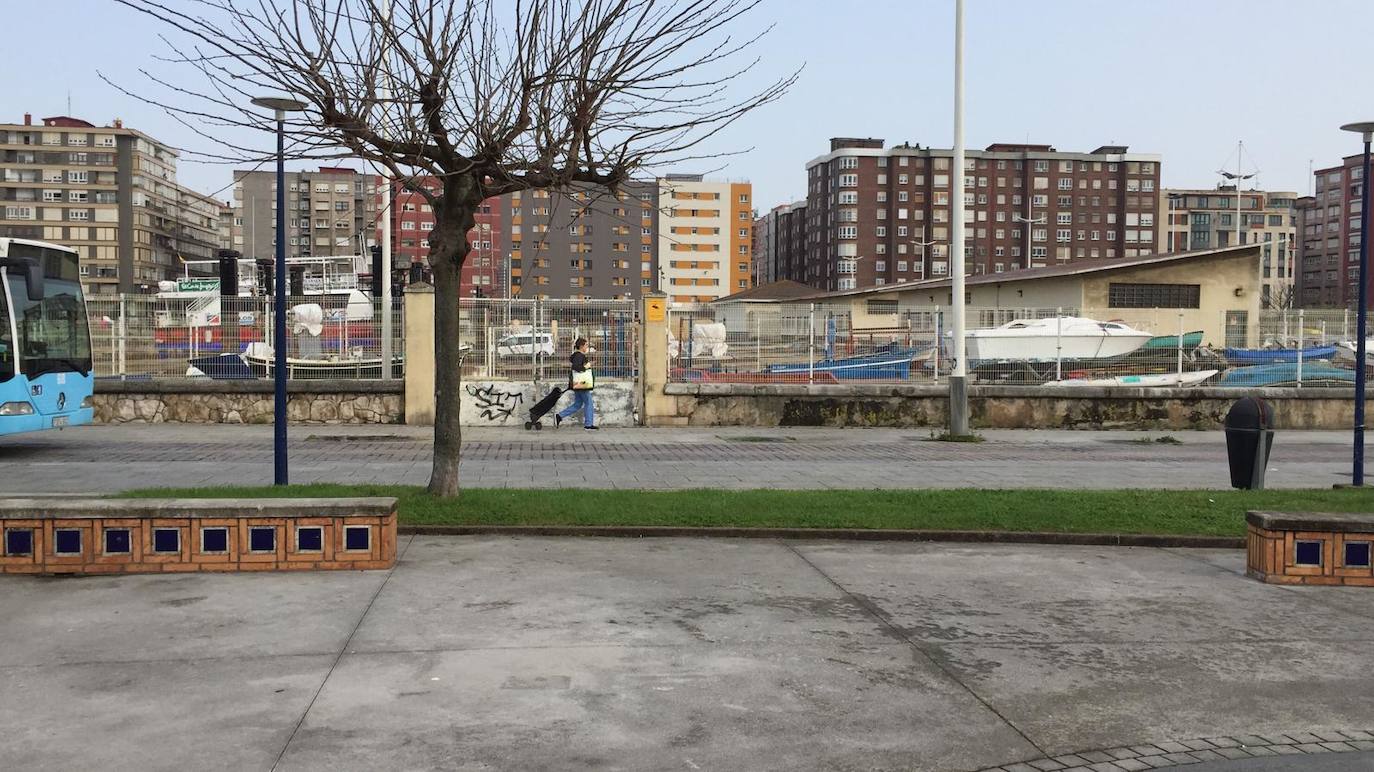 En el tercer día laborable del estado de alarma, quizá se han visto menos transeúntes por las calles. Menos tráfico también y pocas colas a la entrada de los supermercados. La actividad sigue en algunos sectores y la UME se despliega para desinfectar toda la región.