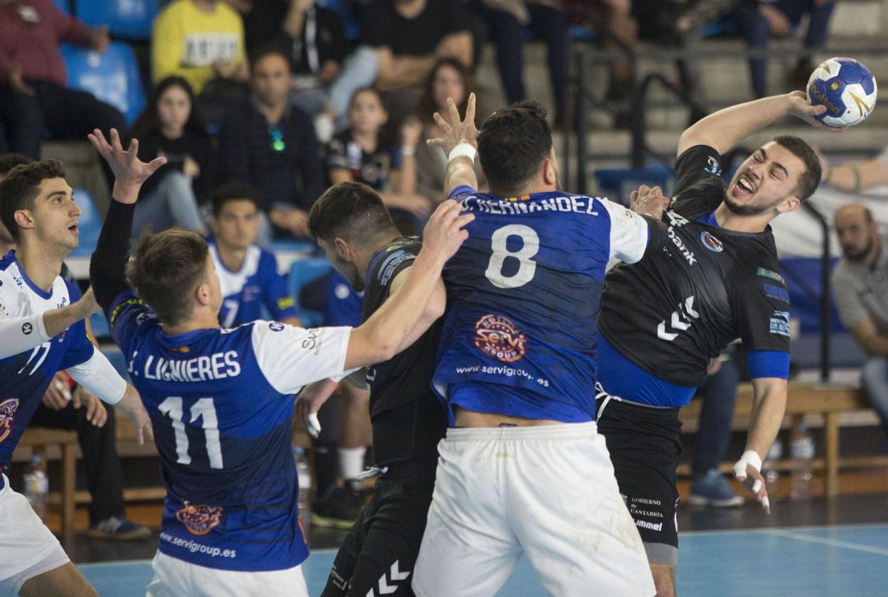 Valles lanza a portería en el partido de vuelta de la eliminatoria de Copa ante el Benidorm.