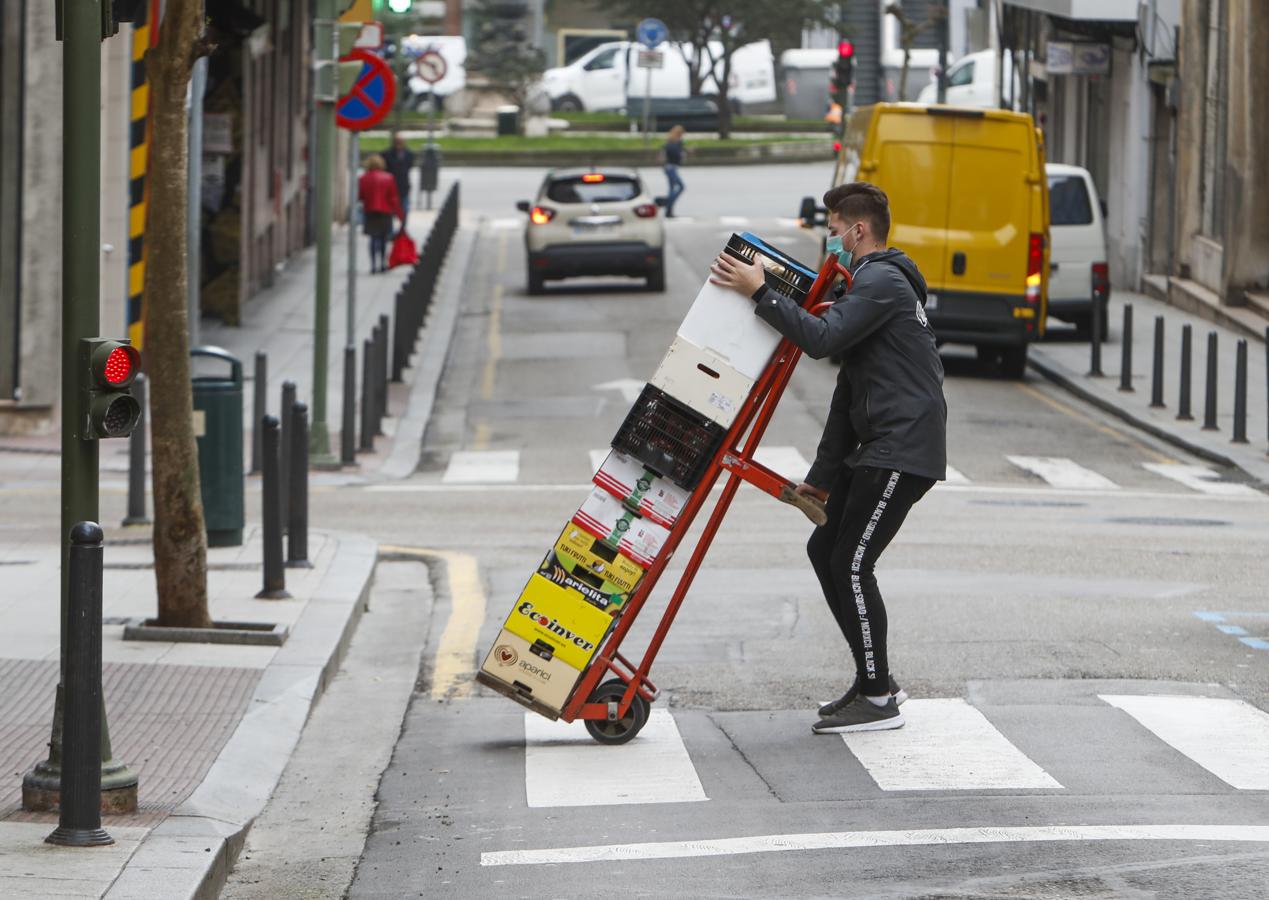 Calles y carreteras vacías, gente asomada a los balcones y operarios lavando y desinfectando, entre las imágenes del día. 