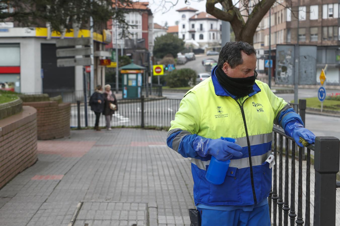 Calles y carreteras vacías, gente asomada a los balcones y operarios lavando y desinfectando, entre las imágenes del día. 