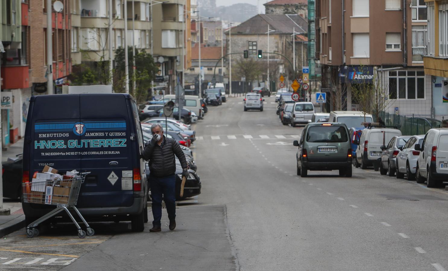 Calles y carreteras vacías, gente asomada a los balcones y operarios lavando y desinfectando, entre las imágenes del día. 