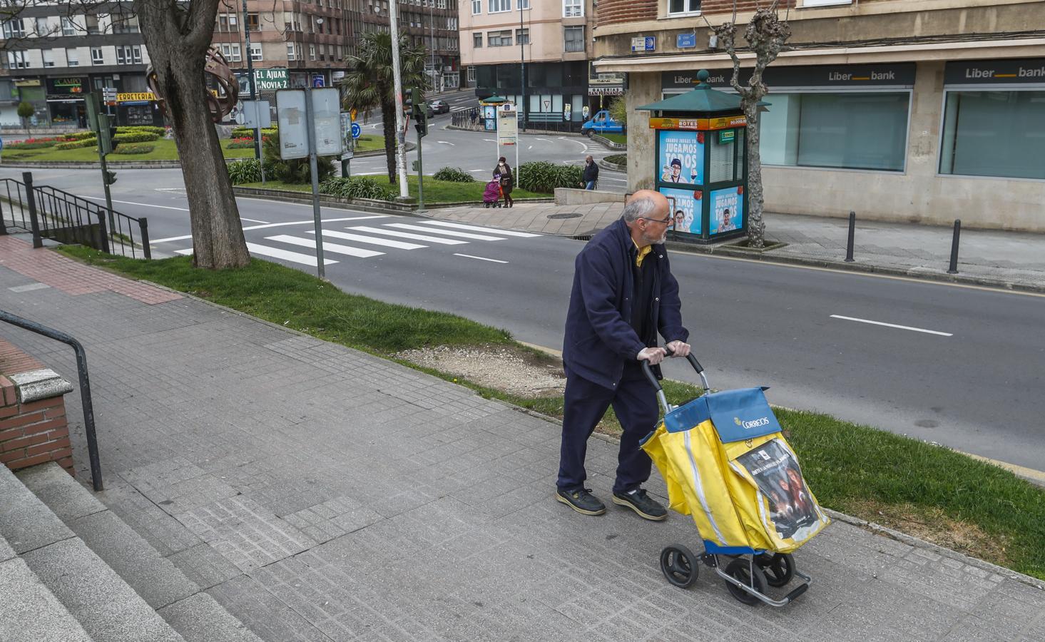 Calles y carreteras vacías, gente asomada a los balcones y operarios lavando y desinfectando, entre las imágenes del día. 